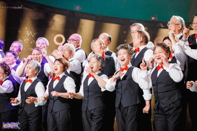 平均74岁的清华学霸合唱团唱《十大电子娱乐网站网上》，愿归来仍是少年！